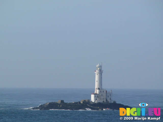 SX03067 Lighthouse on rocky outcrop near Rosslare (Tuskar Rock)